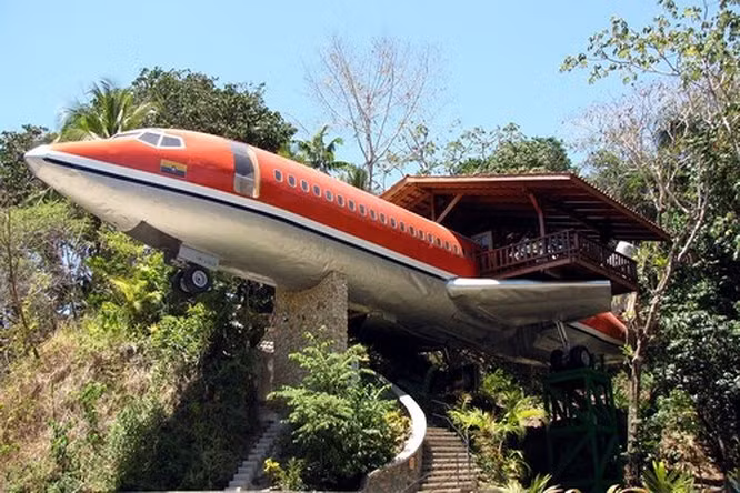 6. Khách sạn Plane Hotel - Costa Rica Nếu bạn thấy chiếc Boeing 727 ở trong rừng rậm Costa Rica, chắc chắn bạn sẽ nghĩ nó bị rơi ở đây. Tuy nhiên, trên thực tế, chiếc máy bay đã được tu sửa từ sân bay San Jose và sau đó được đặt trong khu rừng này. Nội thất của máy bay đã được tân trang lại bằng gỗ tếch. Cánh phải của máy bay có một sàn gỗ lớn mở rộng để khách có thể thưởng thức cảnh đẹp bên ngoài. Đây thực sự là một nơi hoàn hảo để ở lại và thư giãn.