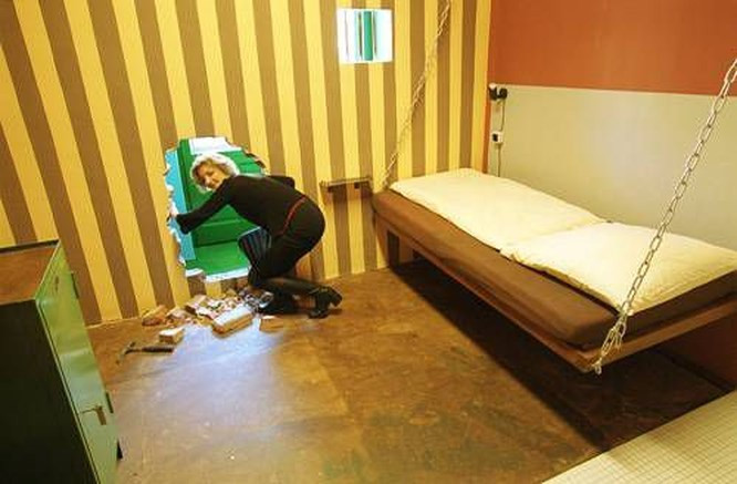 9. Khách sạn Propeller Island City Lodge - Berlin, Đức Nằm ở Berlin, Đức, khách sạn này hoàn toàn lập dị và kỳ lạ. Khách sạn có 27 phòng và mỗi phòng đều khác biệt. Ví dụ, nội thất của một căn phòng giống như nhà tù, trong khi một căn phòng khác lại được làm bằng gương. Có lúc bạn sẽ phải giật mình kinh hãi nhận ra chiếc giường mình đang ngả lưng chính là một cỗ quan tài trắng toát.