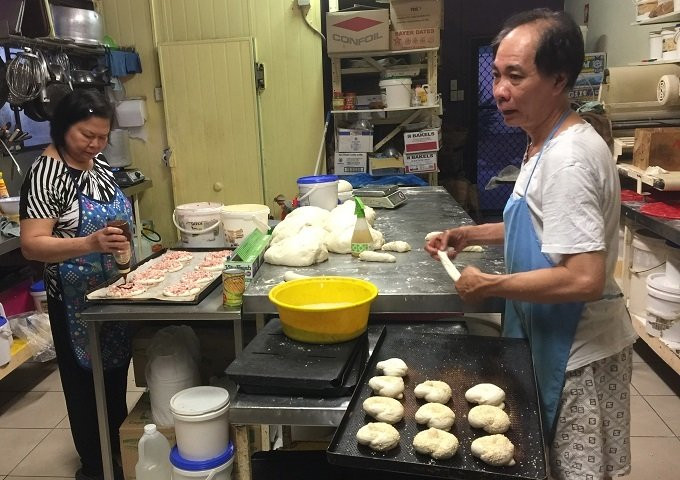 Chang trai di xe sang cuu vot doi ong chu Viet kieu o troi Tay-Hinh-2