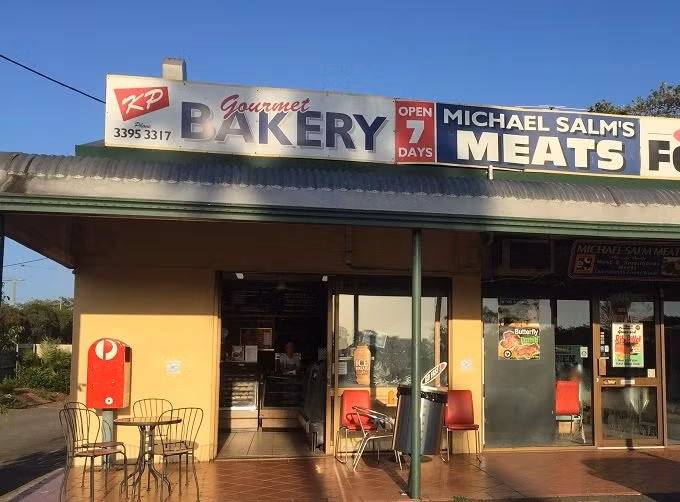 Chang trai di xe sang cuu vot doi ong chu Viet kieu o troi Tay