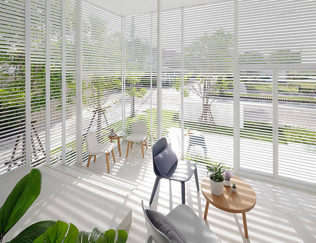 Sử dụng hệ thống lam thay tường và cửa giúp gia chủ dễ dàng điều chỉnh lượng ánh sáng vào nhà, đồng thời tạo thành nét thẩm mỹ đặc biệt cho không gian sống.