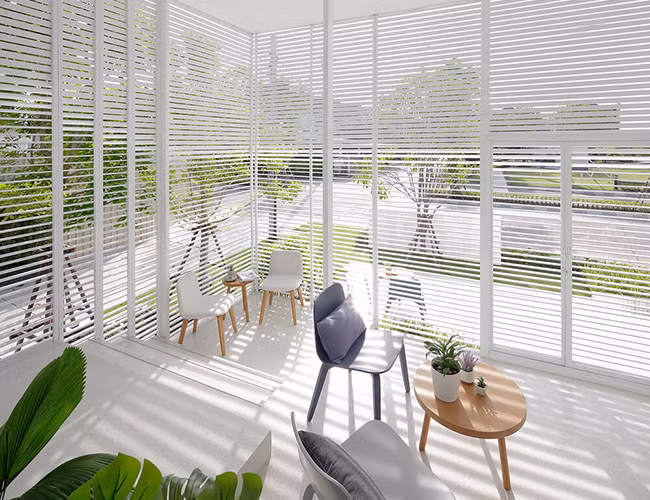 Sử dụng hệ thống lam thay tường và cửa giúp gia chủ dễ dàng điều chỉnh lượng ánh sáng vào nhà, đồng thời tạo thành nét thẩm mỹ đặc biệt cho không gian sống.