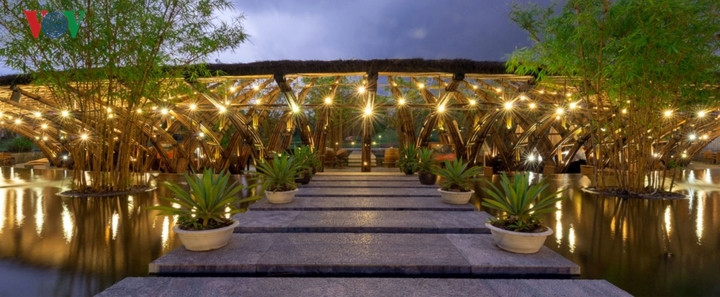 Là một công trình nằm trong quần thể nghỉ dưỡng Flamingo – Đại Lải – Vĩnh Phúc, chỉ cách Hà Nội khoảng 1h chạy xe; nhà hàng bằng tre này được thiết kế độc đáo, hài hoà với thiên nhiên và cảnh quan khu vực. Công trình được bao bọc bởi mặt nước và lối vào cũng đi trên mặt nước.