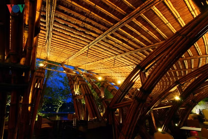 Các nhịp tre kết thành những đôi cánh chạy dài thành vòm cong, tạo nên phần mái nhà.