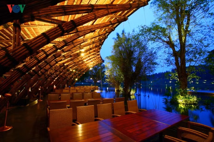Chất Việt được cô đọng trong nhịp điệu đường cong của 41 khung kết cấu tre, tạo thành một bán khuyên ôm trọn hồ nước, tạo cảnh quan tuyệt đẹp.