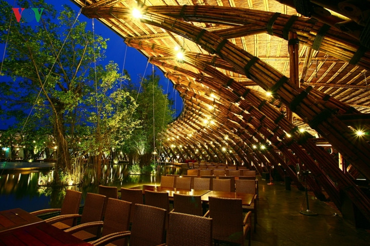 Hồ nước phía trước tạo cảnh quan thoáng đãng và góp phần điều hoà vi khí hậu cho không gian bên trong công trình, làm cho công trình mát hơn.