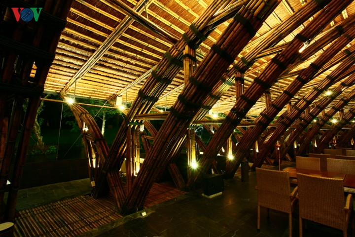 Hệ kết cấu tre đều liên kết bằng dây buộc, không dùng đinh hay ốc vít; nhưng vẫn đủ vững chắc cho một không gian lớn.