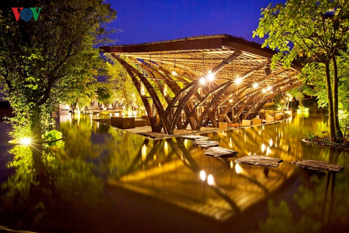 Công trình đẹp hơn vào buổi tối trong ánh đèn và bóng soi lung linh dưới mặt nước.