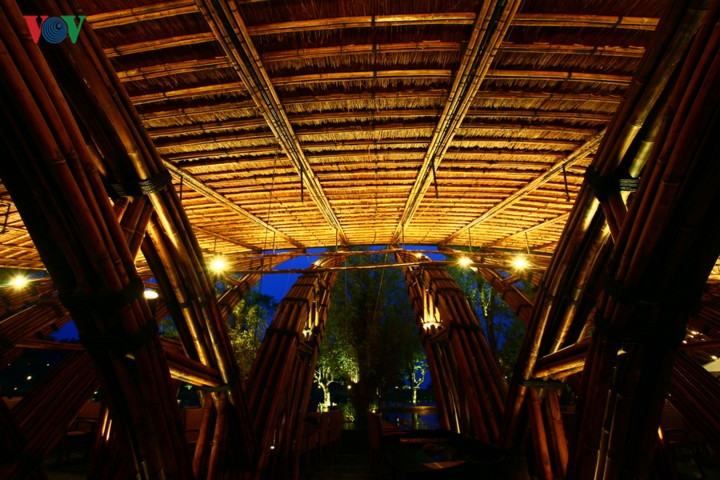 Các cấu kiện của hệ khung được tạo nên từ nhiều cây tre có độ dài khác nhau, liên kết hợp lý để đảm bảo công năng và có tính thẩm mỹ cao.