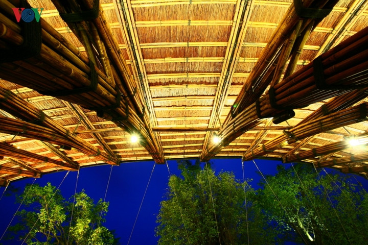 Mái công trình được lợp bằng lá cây vọt, có độ bền lên tới hàng chục năm, thân thiện với môi trường.