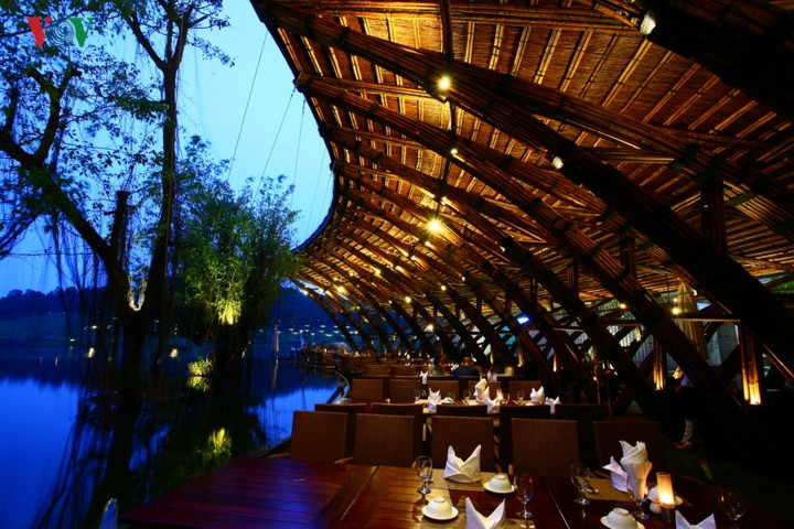 Trên diện tích hơn 1.000 m2, công trình được thiết kế dựa trên ý tưởng từ cánh chim lạc vút lên trên mặt trống đồng thời Hùng Vương dựng nước, với chất liệu chủ đạo là tre.