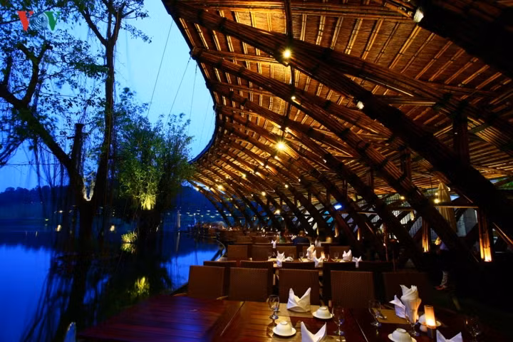 Trên diện tích hơn 1.000 m2, công trình được thiết kế dựa trên ý tưởng từ cánh chim lạc vút lên trên mặt trống đồng thời Hùng Vương dựng nước, với chất liệu chủ đạo là tre.