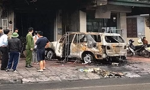 Hiện trường vụ cháy xe, sáng 15/3