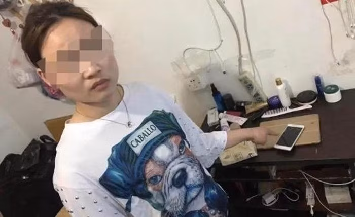 Pei chỉ lại vị trí cô nhặt được chiếc điện thoại.