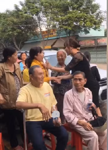 Hình ảnh nữ diễn viên Phi Thanh Vân ân cần trò chuyện với những người dân có hoàn cảnh khó khăn.