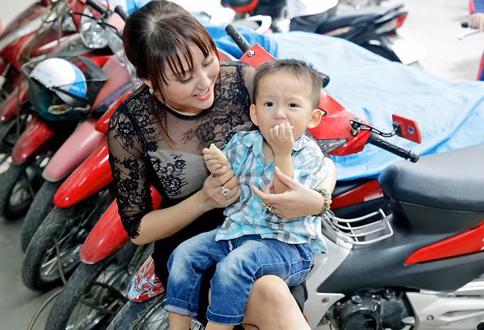 Sau khi công khai "đường ai nấy đi" với bạn trai doanh nhân Triệu Văn Dương - Chủ tịch hội đồng quản trị kiêm tổng giám đốc một tổ chức giáo dục, Phi Thanh Vân trở lại với công việc, đời thường. Trên trang facebook cá nhân, người đẹp chia sẻ những hình ảnh, clip cô cùng con trai 2 tuổi - bé Tấn Đức đi trao quà từ thiện cho những gia đình có hoàn cảnh khó khăn ở Quận 12, TP.Hồ Chí Minh thu hút sự quan tâm của cộng đồng.