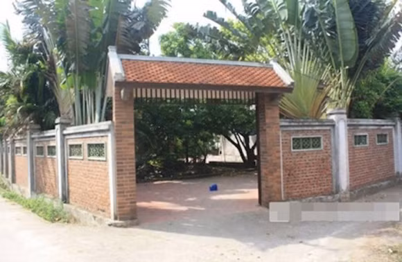 Xuân Hinh làm nhiều người hâm mộ nhất về tài sản đất đai đáng mơ ước. Ngoài căn nhà khang trang, hiện đại mà vợ chồng anh sinh sống tại Hà Nội, nghệ sĩ còn có một căn nhà cổ trị giá bạc tỷ ở quê nhà Bắc Ninh cùng một khoảng đất đai xung quanh. Từ ngôi nhà cổ mà các cụ để lại, Xuân Hinh chi tiền chủ yếu, cùng các anh em trong gia đình xây sửa trở thành một không gian cổ kính và thoáng mát với nhiều cây cảnh đắt tiền.