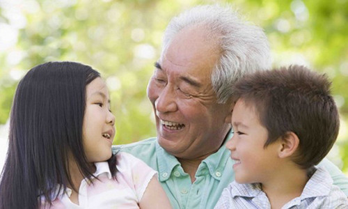 Lam the nao de nhung dua tre khong xem ong ba la o du