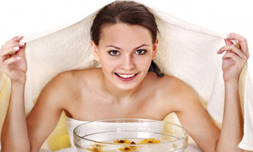 Đừng quên xông hơi cho da mặt để làm sạch sâu trong lỗ chân lông - Ảnh: Internet