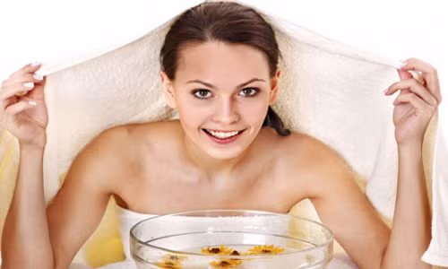 Đừng quên xông hơi cho da mặt để làm sạch sâu trong lỗ chân lông - Ảnh: Internet