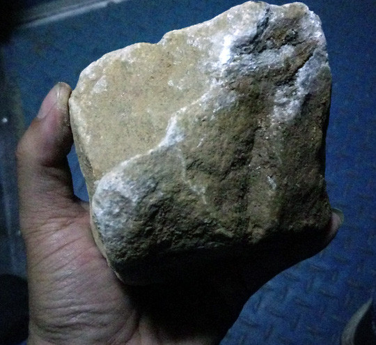 Sau khi gây vỡ kính viên đá nằm gọn trong xe buýt.