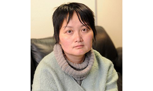 Cô Wang vô cùng bối rối khi bị bắt ở một tuyến đường cao tốc của Mỹ do lái xe quá chậm.