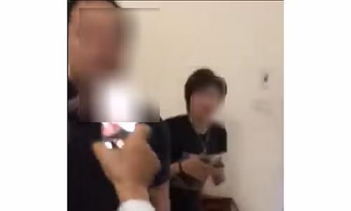 Vao nha nghi voi vo ban roi bi bat qua tang tai tran