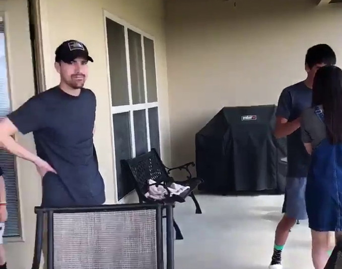 Trong khi đôi trẻ hạnh phúc thì bố lại biểu cảm thật đáng thương.