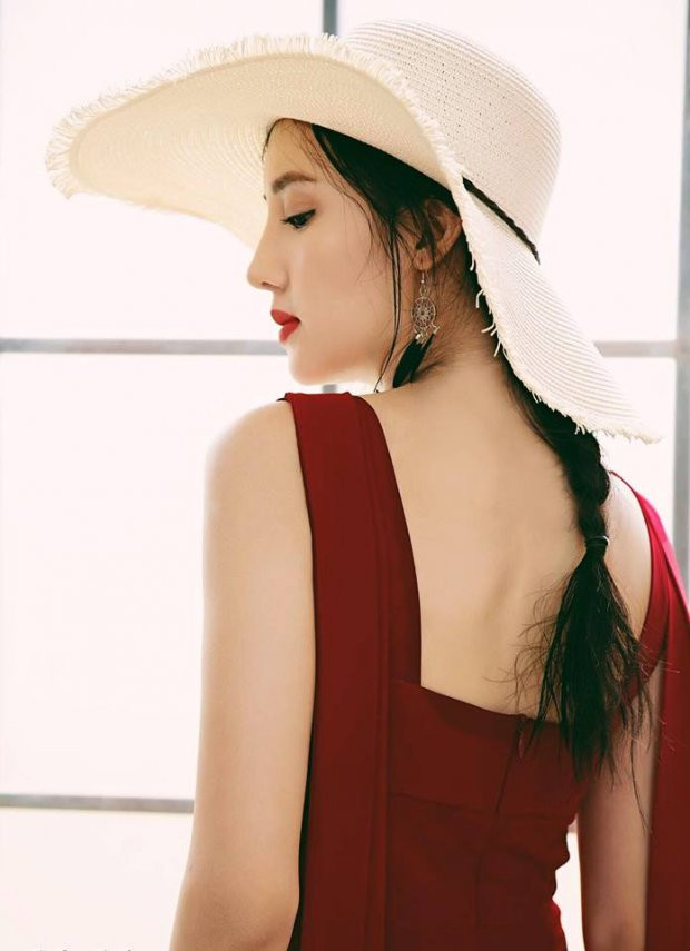 Trong MV, Bảo Ngân có một cảnh nóng trong xe hơi rất ấn tượng với Song Luân. Và cô nàng chia sẻ mình rất ”run và hồi hộp” khi đóng cảnh ấy. Đến mức dù khuya rồi, nhưng Minh Hằng vẫn ở lại đoàn quay để hướng dẫn Ngân cách diễn, giúp Ngân thoải mái hơn.