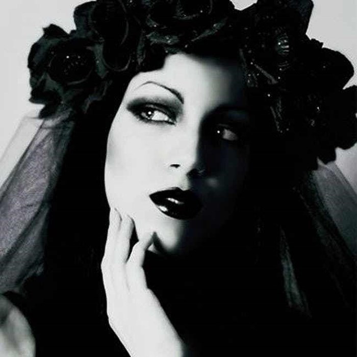 2. Vera Renczi là một phụ nữ Romania giàu có và xinh đẹp chuyên dùng thạch tín để giết tất cả 32 tình nhân của mình, giấu xác họ trong quan tài dưới tầng hầm vào thập niên 1920, nhằm giữ cho họ luôn chung thủy với mình.