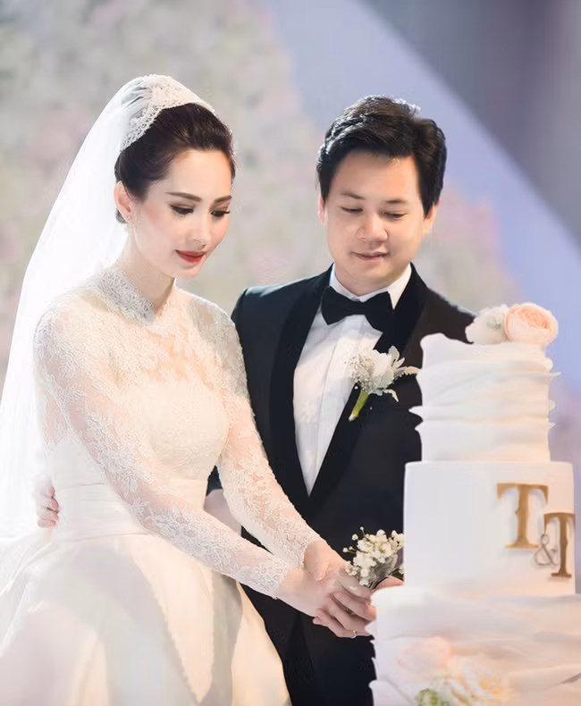 Sau 2 năm hẹn hò Trung Tín và Thu Thảo quyết định kết hôn vào cuối năm 2017, trong sự chúc mừng của đông đảo người hâm mộ và bạn bè showbiz. Cuộc hôn nhân này được đánh giá là trai tài gái sắc khi Thu Thảo chưa từng vướng vào bất kỳ scandal nào, bên cạnh bạn trai là một doanh nhân trẻ thành đạt với gia thế khủng.