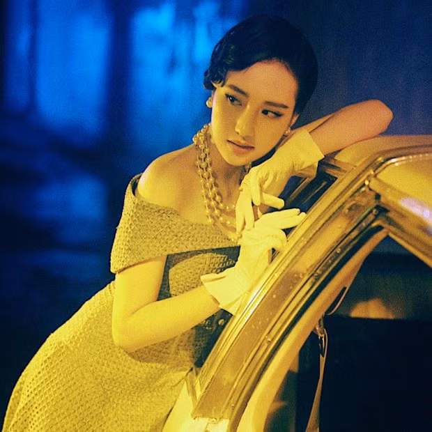 Trong MV, Bảo Ngân mang style khá lady, cổ điển. Nhưng ngoài đời, Ngân thừa nhận mình còn rất trẻ con. ”Đến mức nam chính Song Luân còn bảo là ”Em bé quá nên anh không dám hôn em”” - cô hài hước kể. Việc được hợp tác với những tên tuổi lớn như Minh Hằng, Song Luân đã để lại trong Ngân một ấn tượng sâu sắc. Cô rất vui khi các anh chị làm việc rất chuyên nghiệp, luôn quan tâm, hỗ trợ cô hết mình. Dù vậy, Ngân bày tỏ rằng mình chưa có ý định theo đuổi nghệ thuật, mà mục tiêu phía trước chỉ là tốt nghiệp Đại học và tìm một công việc ổn định.