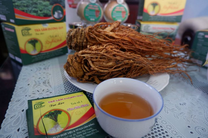 Để nắm rõ quy trình chế biến, phơi sấy đạt được màu và chất lượng như hiện nay, tính riêng máy móc làm thử, ông Điệu đầu tư gần 100 triệu. (Ảnh: VnExpress).