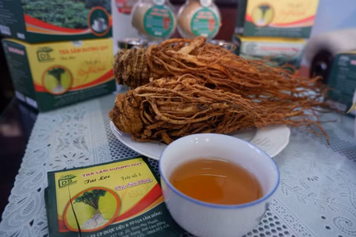 Để nắm rõ quy trình chế biến, phơi sấy đạt được màu và chất lượng như hiện nay, tính riêng máy móc làm thử, ông Điệu đầu tư gần 100 triệu. (Ảnh: VnExpress).