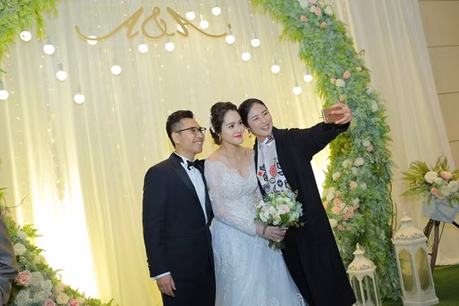 Theo tiết lộ của Á Hậu, vị hôn phu Đức Anh là mối tình thứ hai, và là mối tình sâu đậm nhất của cô. Được biết, chồng của Á Hậu Hoàng Anh sinh năm 1991, điển trai và đã có thời gian du học tại Anh Quốc, hiện anh sinh sống và làm việc tại Hà Nội. Đức Anh là trưởng nam trong một gia đình danh giá.