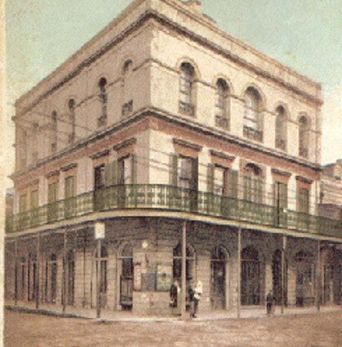 11. Marie Delphine LaLaurie, sống vào thế kỷ 19 ở New Orleans (Mỹ), là một nữ sát thủ hàng loạt và thích thú với các trò ác độc. Mụ có hẳn một căn phòng ở gác mái, nơi mụ nhốt các nô lệ bị xiềng xích. Mụ từng dùng roi đuổi một bé gái nô lệ ngã khỏi mái nhà và tử vong.