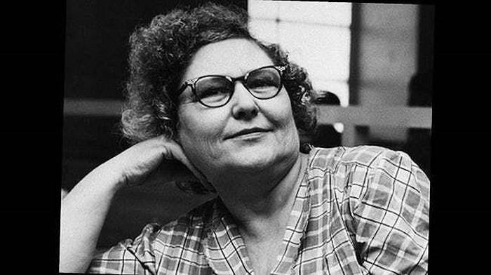 9. Người phụ nữ vui vẻ và có bề ngoài ngọt ngào Nannie Doss đã giết khoảng 12 người trong giai đoạn 1920-1954. Bà ta đầu độc 4 người chồng của mình để thu tiền bảo hiểm. Mụ cũng ra tay với cả em gái, cháu trai, mẹ chồng và mẹ đẻ. Vũ khí ưa thích của mụ là thạch tín.