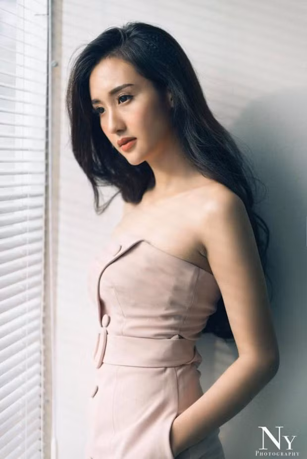 Xem MV xong, nhiều người nói vui rằng, nữ phụ xinh thế chả trách nào ”chồng” Minh Hằng ngoại tình. Và danh tính của cô nàng này cũng đã được tìm ra. Đó là Phan Bảo Ngân, nữ sinh năm cuối của Huflit. Cô có chiều cao 1m70 ấn tượng, cân nặng 51kg.