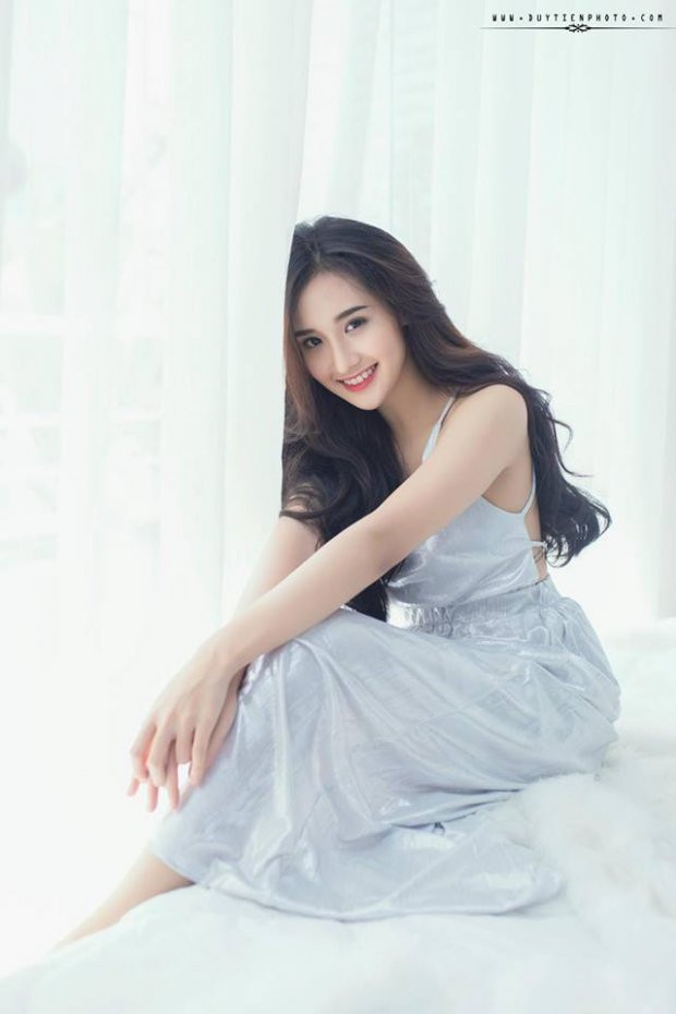 Được biết, cơ duyên dẫn Ngân đến với MV này cũng rất là tình cờ khi thông qua giới thiệu của một người quen. Khi biết mình được nhận, Ngân khá áp lực vì phải đóng vai… tình địch của Minh Hằng. Cô lo sợ fans của nữ ca sĩ này sẽ ghét luôn cô.