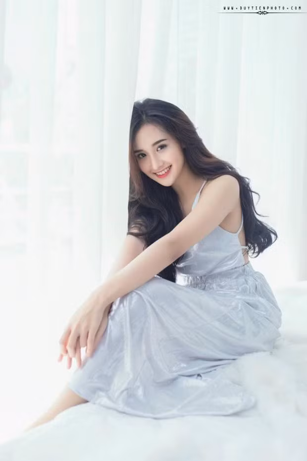 Được biết, cơ duyên dẫn Ngân đến với MV này cũng rất là tình cờ khi thông qua giới thiệu của một người quen. Khi biết mình được nhận, Ngân khá áp lực vì phải đóng vai… tình địch của Minh Hằng. Cô lo sợ fans của nữ ca sĩ này sẽ ghét luôn cô.