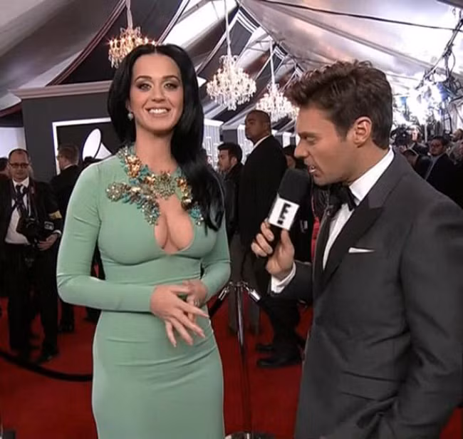 Anh phóng viên đang phỏng vấn ai thế?