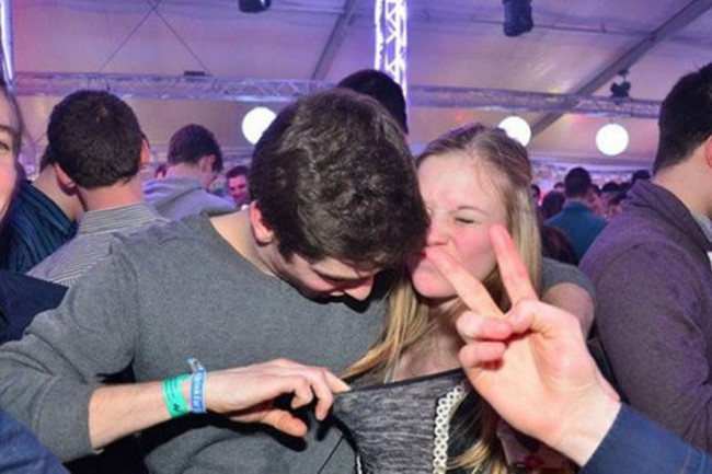 "Mò" vào xem luôn chứ sao phải nhìn trộm nhỉ.