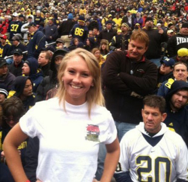 Không lo xem trận đấu mà mải liếc gái là sao.