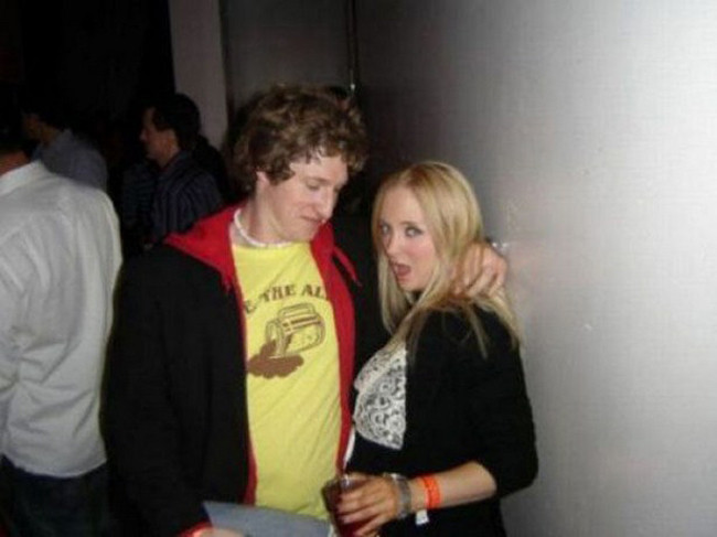 Ủa máy ảnh đằng kia cơ mà anh trai.