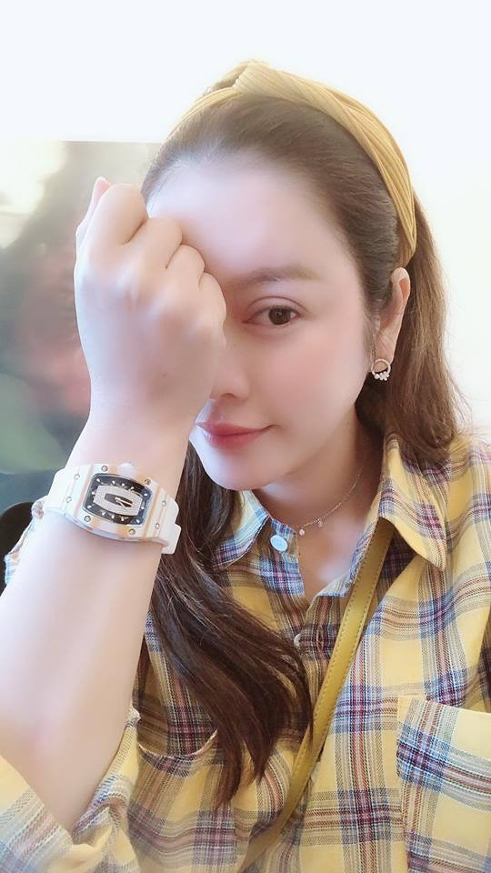 Nhiều người nghĩ rằng Lý Nhã Kỳ mua đồng hồ đeo tay vì mục đích để xem giờ. Tuy nhiên, khi được chuyên gia trang điểm Minh Lộc hỏi: "Đeo đồng hồ rồi có bao giờ xem giờ bằng đồng hồ không". Lý Nhã Kỳ liền cho biết: "Không, đeo cho vui thôi à".