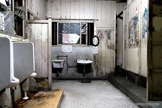 Tòa nhà xiêu vẹo có thể bị xô đổ bởi bất kỳ trận động đất nào, hành lang đầy rác và bụi, nam và nữ phải dùng chung một nhà vệ sinh là những gì trang Japan Times mô tả về Yoshida trong bài viết đăng ngày 27/9 vừa qua.