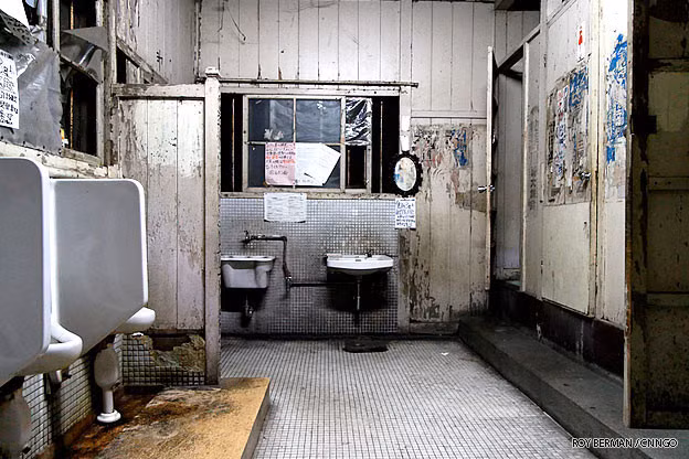 Tòa nhà xiêu vẹo có thể bị xô đổ bởi bất kỳ trận động đất nào, hành lang đầy rác và bụi, nam và nữ phải dùng chung một nhà vệ sinh là những gì trang Japan Times mô tả về Yoshida trong bài viết đăng ngày 27/9 vừa qua.