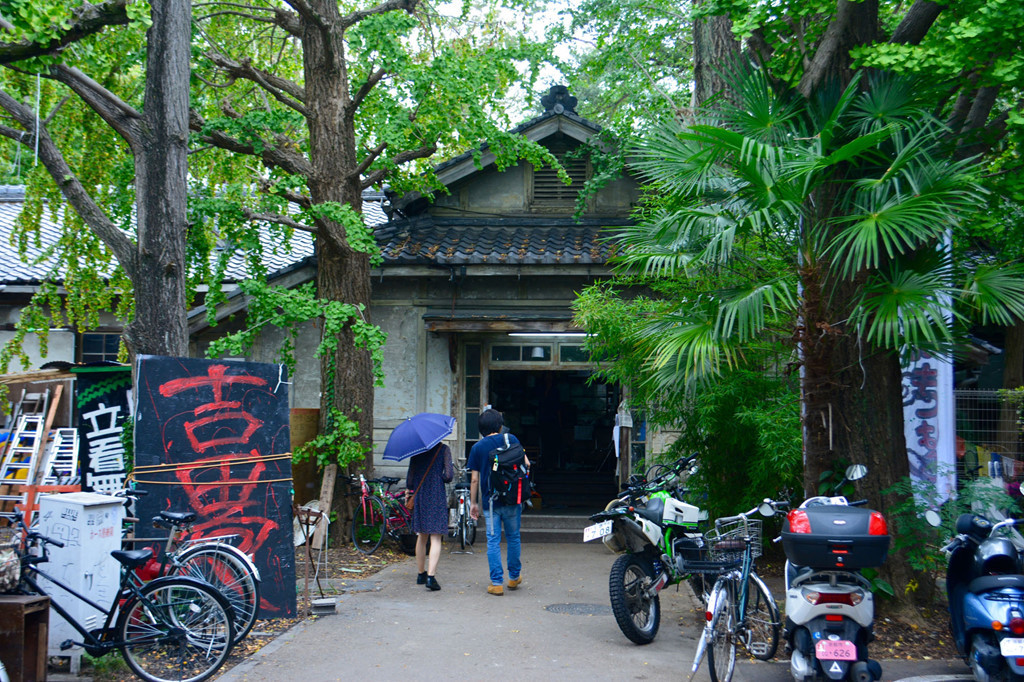 Bên cạnh giá thuê thấp, các sinh viên cho biết họ không muốn rời Yoshida vì môi trường học tập đặc biệt ở đây. Sophia Yates, sinh viên ĐH Melbourne, ở Yoshida từ năm 2016, cho biết nhiều người nước ngoài như cô muốn ở lại vì các sinh viên Nhật Bản tại đây giúp họ cải thiện tiếng Nhật. "Tôi rất buồn nếu phải rời đi. Yoshida thực sự là nơi mà mọi người được chào đón. LGBT, sinh viên mọi lứa tuổi, người lập dị với trang phục khác thường... đều được chấp nhận. Tôi nghĩ điều đó hoàn toàn khác với phần còn lại của Nhật Bản", Yates giải thích.