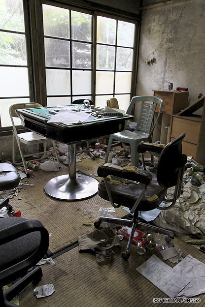 Năm 2010, CNN đã đăng bài báo có tiêu đề "Yoshida-ryo: Đổ nát, hư hỏng và hết sức bẩn thỉu". Hai bài viết cách nhau 8 năm nhưng các bức ảnh chụp khu ký túc xá cho thấy không hề có sự cải thiện đáng kể nào.