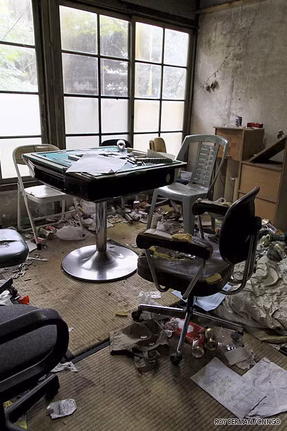 Năm 2010, CNN đã đăng bài báo có tiêu đề "Yoshida-ryo: Đổ nát, hư hỏng và hết sức bẩn thỉu". Hai bài viết cách nhau 8 năm nhưng các bức ảnh chụp khu ký túc xá cho thấy không hề có sự cải thiện đáng kể nào.